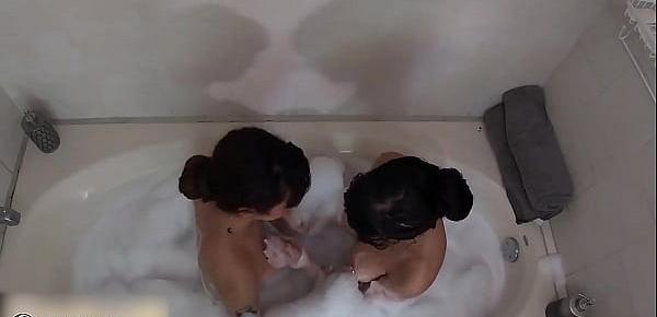  Mis primas se cogen en la bañera y las grabo